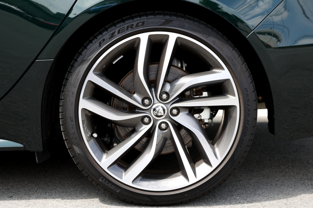 ジャガー XF Rダイナミック SE 2.0L D200